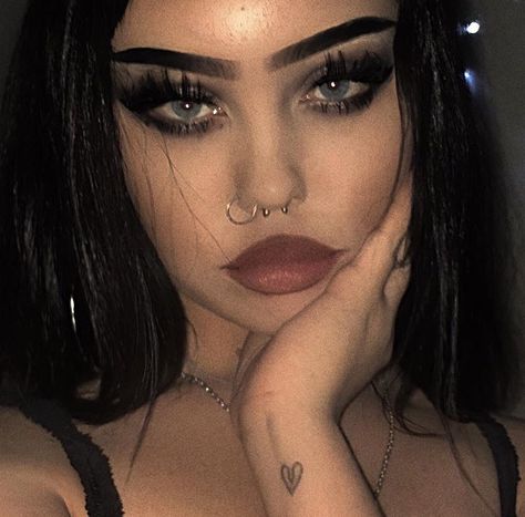 @maddyeideee Makeup Goth Grunge, Feminine Grunge Makeup, Goth Makeup Tan Skin, Pretty Emo Makeup, Alt Simple Makeup, Emo Glam Makeup, Hot Goth Makeup Looks, Emo Looks Makeup, Alt Glam Makeup