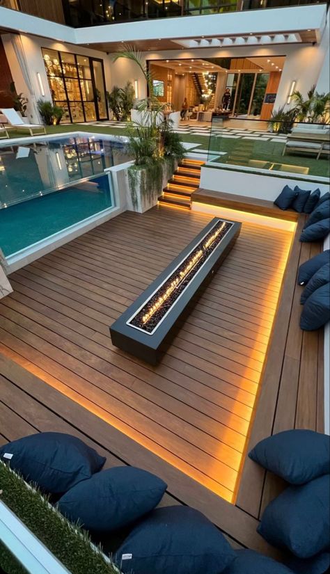 Unique Terrace Design, Huge Backyard With Pool, Raised Pool Ideas, Modern Pool Design Luxury Homes, Modern Home Backyard, Mansion Backyard, Garden Sitting Area, Dream House Pool, Swimming Pool Ideas