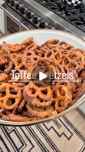 Shalia and Sandi on Instagram: "TOFFEE PRETZELS 🥨 🍫// If you love sweet and salty, then this tasty treat is for you. 🤍 Ingredients: 1/4 cup light corn syrup 1/2 tsp. Baking soda 1 cup brown sugar 1 tsp. Vanilla 1- 16 oz. Bag mini pretzels 1/2 cup butter 1 bag Heath toffee bits Directions: Preheat oven to 200°. Line a large baking sheet with parchment paper and set aside. In a medium saucepan, add 1 cup brown sugar, 1/2 cup cubed butter, and 1/4 cup light corn syrup. Bring to boil over medium heat. Boil 5 minutes, stirring constantly. Remove and add 1 tsp. Vanilla and 1/2 tsp. baking soda. Whisk together. Pour mixture over pretzels and toss to coat. Pour 1/2 bag of toffee bits over pretzels and toss to coat. Spread evenly on baking sheet. Bake 1 hour, stirring occasionally. Sprinkle rem Heath Toffee Pretzels, Toffee Pretzel Recipe, Brown Sugar Pretzels, Pretzel Toffee Recipe, Butter Toffee Pretzels, Toffee Pretzels, Heath Toffee, Pretzel Bark, Pretzel Toffee