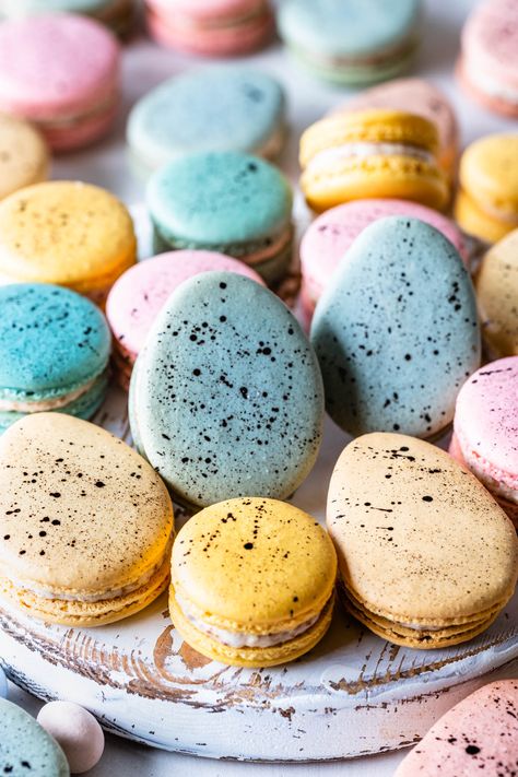 Robin Egg Macarons, Egg Shaped Macarons, Easter Egg Macarons, Macaron Shapes Templates, Easter Macarons Ideas, Easter Meringue Cookies, Macarons Easter, Easter Macaroons, Egg Macarons