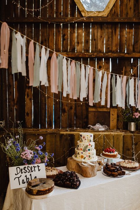 Bunting Wedding Decoration, Hop Wedding Decor, Wedding Bunting Rustic, Farm Style Table Wedding, Diy Wedding Bunting, Rag Bunting Wedding, Rustic Farm Wedding Ideas, At Home Wedding Decor, Rustic Diy Wedding Decorations