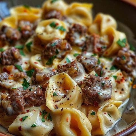 Cheesesteak Tortellini, Tortellini Recipes, Tortellini Pasta, Alfredo Sauce Recipe, Meals Recipes, Philly Cheesesteak, Cheese Tortellini, Philly Cheese Steak, Alfredo Sauce