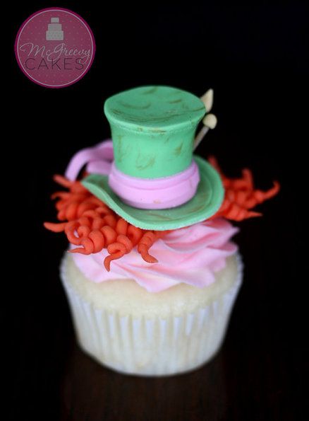 Johnny Depp inspired Mad Hatter Cupcakes w/Tutorial. Orange frosting, hat from mini rolos and fudge striped, dipped in green almond bark. Add icing for ribbon. Tea Cup Cupcakes, Alice In Wonderland Cupcakes, Make A Hat, Alice In Wonderland Cakes, Cupcake Wars, Colorful Cupcakes, Creative Cupcakes, Hat Day, Cupcake Designs