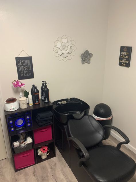 At Home Cosmetology Set Up, Black Salon Suite, Hair Room At Home, Hair Room Ideas At Home, Home Hair Salon Ideas, Salon Decor Studio, Beauty Bar Ideas, Mobile Beauty Salon, Beauty Shop Decor