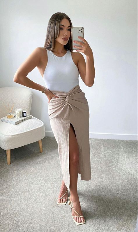 Knot Skirt Outfits, Knotted Skirt Outfit, Lunch Outfit Summer, Mom Outfits Fall, Knot Skirt, Classy Skirts, Seductive Style, Look Formal, Holiday Bag