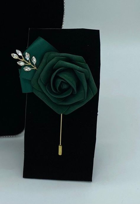 Dark Green Tweed Suit, Slytherin Wedding, Green Quinceanera Theme, Emerald Green Wedding Theme, Green Boutonniere, Dark Green Wedding, Green Brooch, Bridal Brooch Bouquet, Green Roses