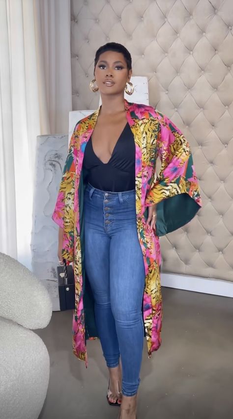 Kimono Jeans Outfit, Chic Over 50 Fashion Summer, Kimono Top Outfit, Chic Over 50 Fashion, Kimono And Jeans, Over 50 Fashion, Mama Fashion, Kimono Tops, African Chic