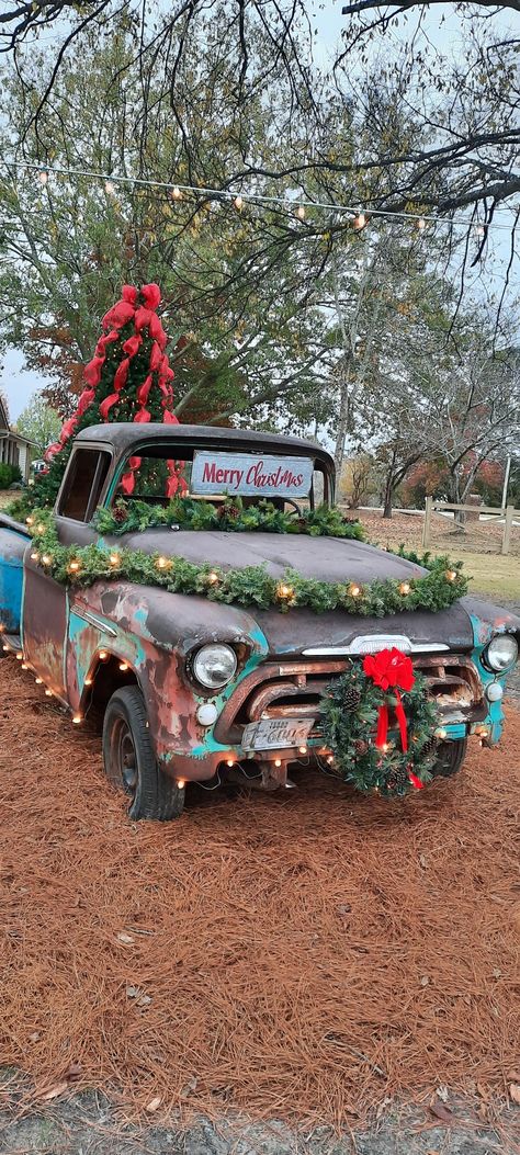 Tractor Decorations, Tractor Decor, Christmas Tree Store, Vintage Truck Christmas, Christmas Parade Floats, Truck Photos, Truck Decor, French Country Christmas, Christmas Light Show