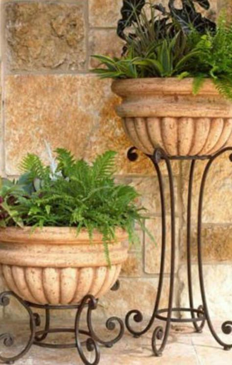 Style Toscan, Wrought Iron Plant Stands, Tuscan Garden, Iron Plant Stand, Iron Planters, Wrought Iron Decor, Support Pour Plante, Tuscan Design, Patio Planters