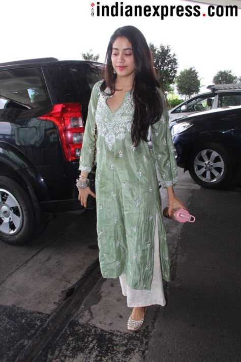 Celebrity In Kurta Set, Celebrity Kurti Outfits, Janhvi Kapoor Kurta, Jhanvi Kapoor In Kurti, Chikenkari Dress Ideas Kurti, Ishan Khatter, Slytherin Fashion, Summer Dresses Online, Chikankari Kurta