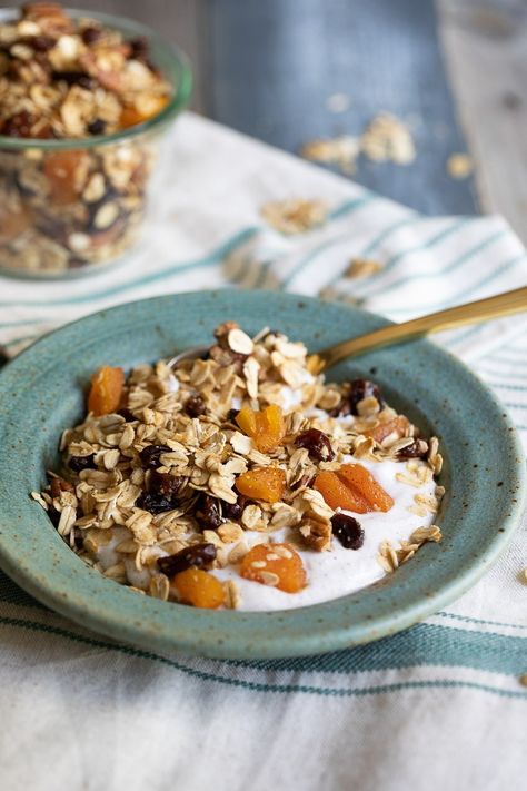 Toasted Muesli with Yogurt. This delicious, healthy breakfast recipe is a winner. Kid-friendly oat and fruit recipe. Served with your yogurt of choice for a hearty, filling breakfast. #breakfast #muesli #yogurt #vegetarian #healthy Yogurt Breakfast Ideas, Delicious Healthy Breakfast Recipes, Delicious Healthy Breakfast, Fruit Recipe, Healthy Breakfast Recipe, Yummy Healthy Breakfast, Yogurt Breakfast, Healthy Food Inspiration, Yogurt And Granola