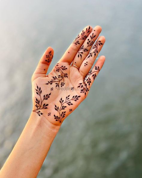 Top 180+ Simple Mehndi Designs | WeddingBazaar Mehndi Designs For Front Hand, Easy And Simple Mehndi Designs, Arab Henna, Aesthetic Mehndi, Simple Mehendi Designs, Very Simple Mehndi Designs, Simple Mehndi Designs Fingers, Pretty Henna Designs, Mehndi Designs Front Hand