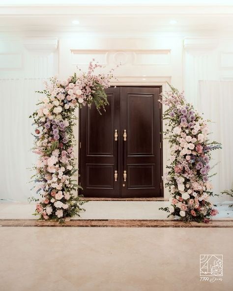 Wedding Decor Gate Entrance, Flower Decor Entrance, Front Door Wedding Decorations Entrance, Wedding Flower Entrance, Entrance Gate Decoration For Wedding, Wedding Church Entrance Decor, Wedding Stage Flowers, Entrance Flower Decor, Wedding Entrance Gate Decor