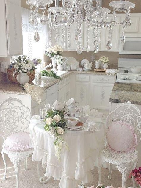 Muebles blancos, detalles románticos y mucho más en este estilo tan femenino. Shabby Chic Romantico, Cocina Shabby Chic, Muebles Shabby Chic, English Houses, Decoration Shabby, Cottage Shabby Chic, Estilo Shabby Chic, Shabby Chic Living, Romantic Shabby Chic