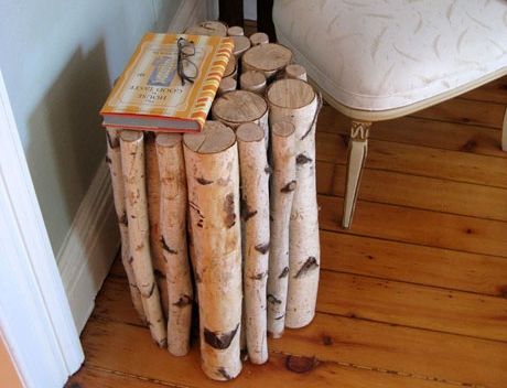 Branch Side Table This is a cheap and easy DIY version to those pricey log tables you see sold in stores. Log Side Table, Birch Tree Decor, Log Table, Diy Stool, Birch Logs, Into The Wood, Rustic Crafts, Log Furniture, Wood Logs