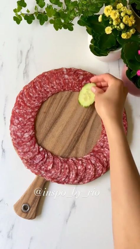 Charcuterie Board Meats, Plating Ideas, Decorações Com Comidas, Amazing Food Decoration, Party Food Buffet, Catering Ideas Food, Tastemade Recipes, Charcuterie Inspiration, Creative Food Art