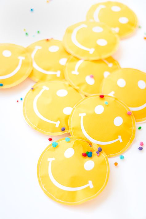 Happy Face Party Favors, Smiley Face Favors, Happy Face Party Ideas, Smiley Face Party Favors, Smiley Face Birthday Party, Smiley Face Party, Smiley Party, Party Snapchat, Studio Diy