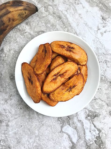 fried plantain slices in a white plate How To Fry Plantains, Fry Plantains, Fried Plantain Recipe, Plantain Bread, Plantain Pancakes, Plantain Porridge, Boiled Plantains, Fried Plantain, Fried Plantains