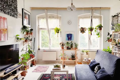 Post Image Plant Pulley, Berlin Apartment, Vintage Style Rugs, Trendy Apartment, Tiny Studio, Organisation Hacks, Diy Plants, Hanging Planters, Apartment Therapy