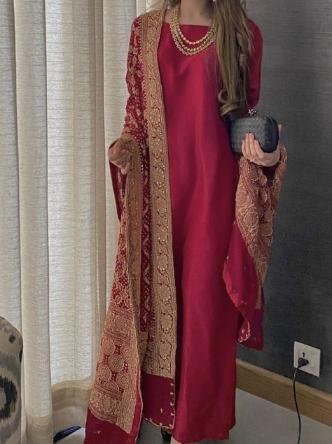 The Desi Shadi Clothes, Pakistani Baraat Dresses, Suits For Roka Ceremony, Pakistani Dupatta Designs Casual, Red Designer Wear Elegant Dupatta, Indian Formals For Women, Bollywood Wedding Abaya With Dupatta, Formal Red Dupatta For Eid, Formal Red Dupatta