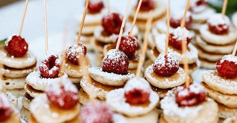 Brunch Wedding Food, Bridal Brunch Food, Plan Wedding, Wedding Appetizers, Wedding Brunch, Brunch Buffet, Mini Pancakes, Perfect Brunch, Wedding Buffet