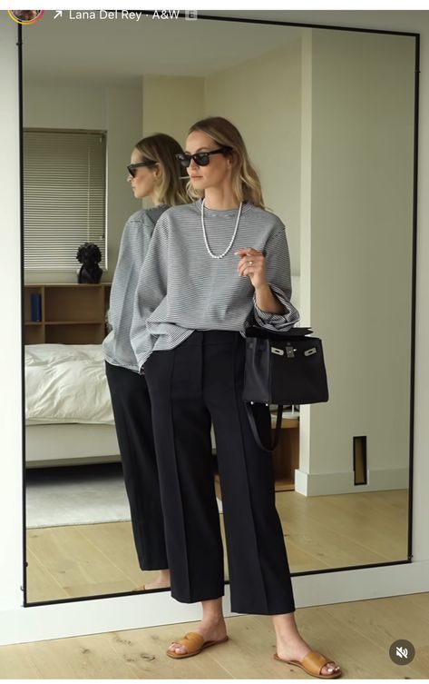 Trouser Casual Outfit, Culottes Outfit Work, Black Cullotes Outfits, Black Culottes Outfit, Navy Trousers Outfit, Casual Travel Outfit, Anouk Yve, Cute Work Outfits, Over 60 Fashion