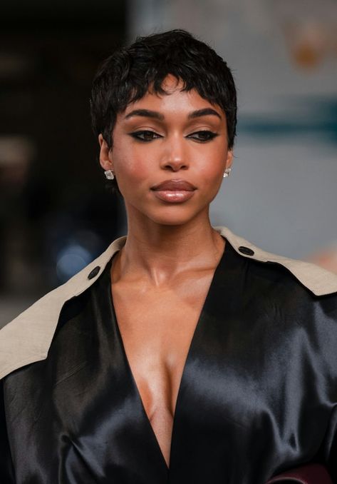 Short Bleached Hair Black Women, Black Woman Pixie Cuts, Slicked Back Pixie Cut, Short Bang Hairstyles, Black Woman Short Haircut, Hairstyles For Short Bob, Micro Pixie Haircut, Style Hair Short, Wolf Cut Curtain Bangs