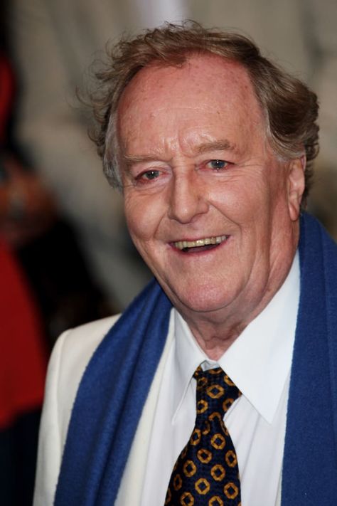 "Harry Potter" Actor Robert Hardy Has Died At Age 91 Robert Hardy, Harry Potter Actors, Harry Potter Films, Fine Artist, British Actors, Bbc News, Television Show, The Guardian, Fudge