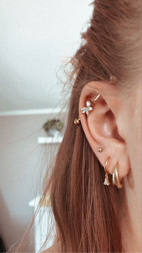 Industrial Piercing Ear Stack, Ear Stacks With Industrial, Industrial Ear Stack, Curated Ear Piercing Ideas Classy, Coolest Piercings, Ear Piercing Ideas Industrial, Industrial Piercing Aesthetic, Gold Industrial Piercing, Fun Piercings