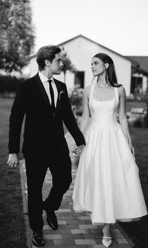 Barbara Palvin Dylan Sprouse, Aesthetic Wedding, Dylan Sprouse, Engagement Poses, Wedding Linens, Pastel Wedding, Civil Wedding, Barbara Palvin, Pre Wedding Photoshoot