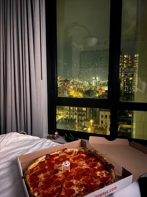 New York Pizza Aesthetic, City Aesthetic New York, Romantasizing Life, Winter Chicago, Aesthetic New York City, Nyc Pizza, Apple Bites, Aesthetic New York, Summer In Nyc