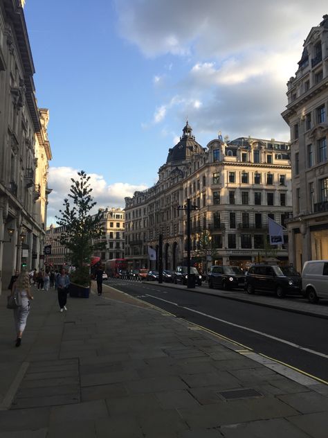 London Street Aesthetic, Daytime Aesthetic, Street Photography Aesthetic, London Sunrise, London Street Photography, London Photoshoot, Tiktok Art, Aesthetic London, Street Pictures