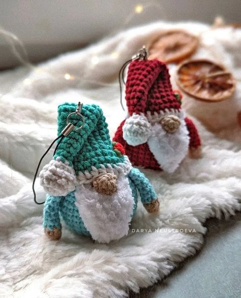 Christmas gnome amigurumi Crocheted Gnomes, Crochet Gnomes Pattern Free, Crochet Christmas Ornaments Free, Crochet Ornament Patterns, Christmas Crochet Patterns Free, Amigurumi Doll Pattern, Crochet Xmas, Crochet Keychain Pattern, Crochet Animals Free Patterns