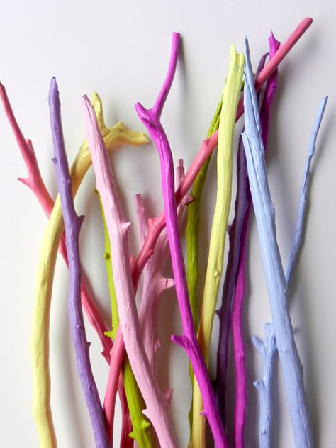 Colorful twigs Painted Twigs, Takken Decor, Diy Frühling, Painted Branches, Spring Decor Diy, Diy Simple, Painted Sticks, Do It Yourself Projects, Crafts Projects