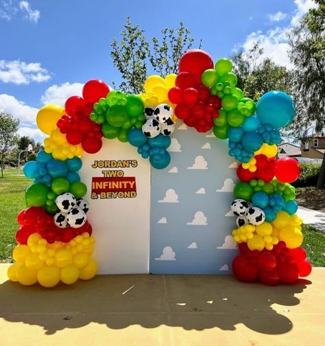 2nd Toy Story Birthday Party, Toy Story Arch Balloon, Woody Balloon Arch, Toy Story Birthday Balloon Arch, Toy Story Balloon Decorations, Toy Story Birthday Balloons, Toy Story Balloons, Toy Story Arch, Toy Story Backdrop Ideas