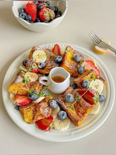 Restaurant Style Breakfast, Vegetarian Breakfast Aesthetic, Fancy Healthy Breakfast, Breakfast Plate Presentation, French Breakfast Ideas, Breakfast Cafe Aesthetic, French Breakfast Aesthetic, Fine Dining Breakfast, French Toast Aesthetic