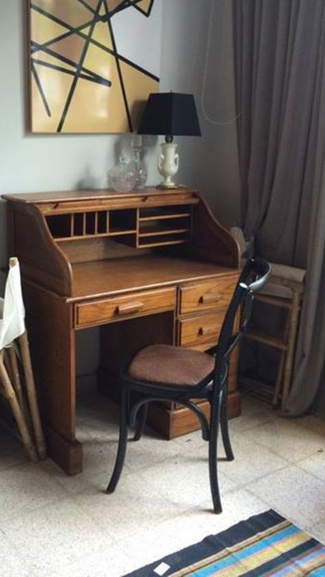 Dream old fashion desk Vintage Floating Desk, Vintage Desk With Shelves, Old Fashion Furniture, Old Fashioned Desk, Old Fashioned Bedroom, Old Fashioned Furniture, Small Antique Desk, Old Wooden Desk, Vintage Wood Desk