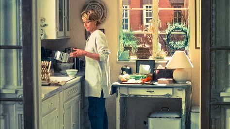 you've got mail kitchen; love all the vintage detail in Kathleen Kelly's apartment, love that bread box on the floor. You've Got Mail Apartment, Meg Ryan Movies, Kathleen Kelly, Famous Interiors, Movie Houses, Nora Ephron, Trendy Apartment, Meg Ryan, Nancy Meyers