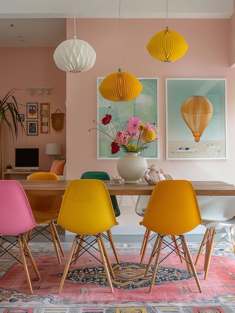 Bright Dining Room Decor, Colourful Home Decor Ideas, Colourful Dining Room, Colorful Dining Room Chairs, Good Interior Design, Yellow Dining Room, Vaulted Ceiling Living Room, Interior Design Dining, 70s House