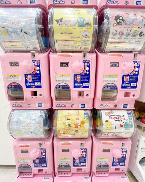 Gacha Machine Aesthetic, Gachapon Machine Aesthetic, Gachapon Machine Illustration, Gachapon Illustration, Gachapon Aesthetic, Sanrio Claw Machine, Gachapon Toys, Japan Gachapon, Sanrio Gacha