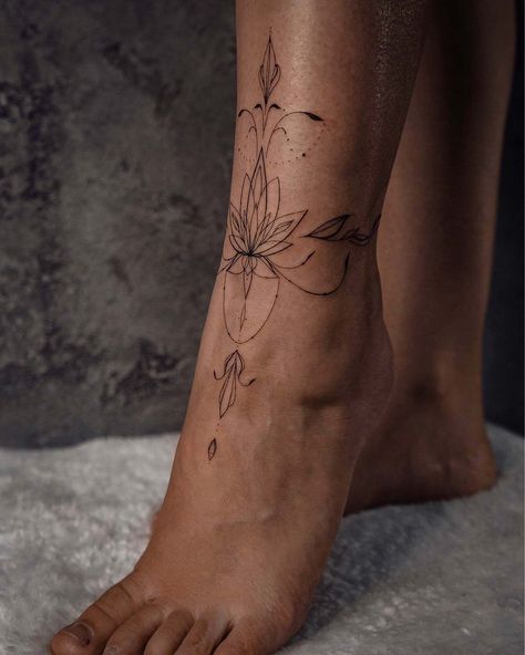 Minimalistic Knee Tattoo, Tattoo Behind Leg Woman, Tattoo Idea Thigh, Tattoo Bracelet On Leg, Tattoo Around The Knee, Tattoos Legs Women, Ankel Tattoos Wrap Around Women, Women Leg Tattoo Thigh Tat, Ankle Front Tattoo