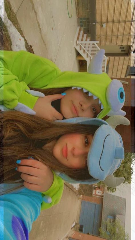 Best Friend Halloween Costumes Cold Weather, Dou Halloween Customes, Halloween Costumes 2 People Friends, Dou Halloween Costumes Bff, Duo Halloween Costumes Girl Bff, Costume For 2 Friends, 2 Halloween Costumes Friends, Matching Costumes For Best Friends Duo, Duo Girl Costumes