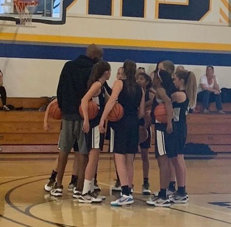 Basketball Coach Aesthetic, Basketball Vision Board, Basketball With Friends, Basketball Vibes, Basket Girl, Basketball Aesthetic, Mamba Forever, Basketball Girl, Basketball Moves