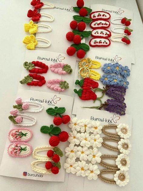 Crochet Hairclips Ideas, How To Crochet Hair Clips, Diy Barettes Ideas, Crochet Hairclip Pattern Free, Hairclip Crochet Ideas, Knitted Hair Clips, Crochet Hair Clips Ideas, Crochet Hairclip, Crochet Hair Clip