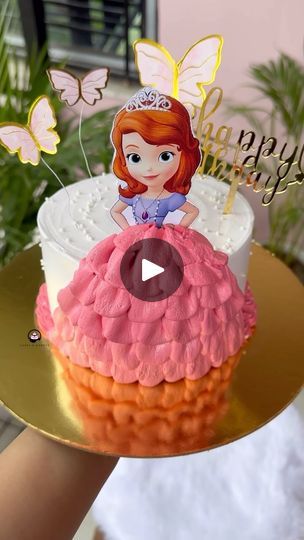 Princess Cake Designs For Girl, Doll Cakes Ideas Princess, Sofia Cake Design, Small Princess Cake, Girl Cake Design, Princess Cake Design, Birthday Cake Princess, Princess Sofia Cake, Princess Doll Cake