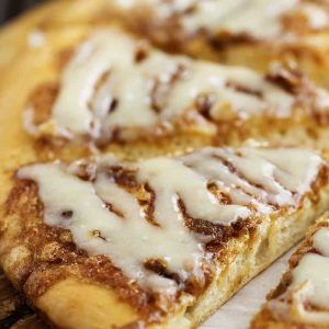 Cinnamon Roll Dessert Pizza - The Recipe Critic Cinnamon Dessert Pizza, Cinnamon Roll Pizza, Cinnamon Roll Dessert, Easy Dessert Pizza, Cinnamon Roll Desserts, Cinnamon Recipe, Pizza Sugar Cookie, Dessert Pizza Recipes, Cinnamon Desserts