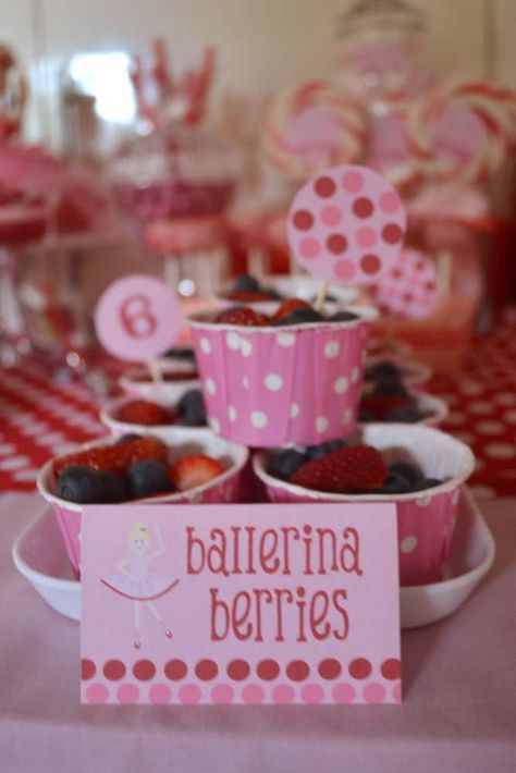 Prima Ballerina | CatchMyParty.com Ballerina Birthday Party Ideas, 4de Verjaardag, Ballerina Birthday Party, Ballet Birthday Party, Dance Party Birthday, Ballet Party, Ballet Birthday, Angelina Ballerina, Ballerina Birthday Parties