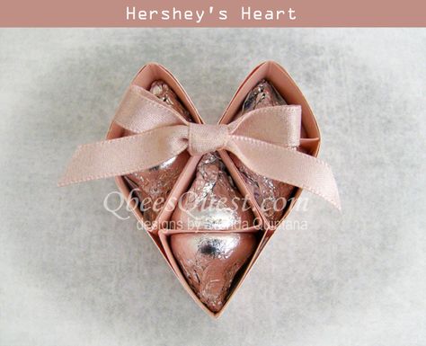 Hershey Kiss Crafts, Hershey Kisses Crafts, Hershey Kisses Favors, Candy Box Diy, Hersey Kisses, Christmas Treats Holders, Lollipop Holder, Kisses Candy, Heart Shaped Candy