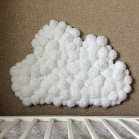 Diy Pom Pom Rug, Pompon Diy, Cloud Rug, Pom Pom Animals, Rainbow Mobile, Pom Crafts, Diy Pom Poms, Diy Decoracion, Pom Pom Rug