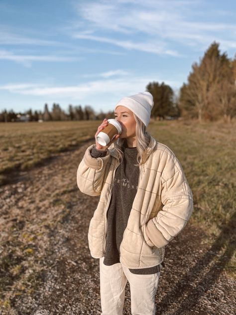 free people dupe. forever21. quilted jacket. casual style. Quilted Zip Up Jacket, Quilted Jacket Free People, Cream Quilted Jacket Outfit, Beige Quilted Jacket Outfit, Free People Quilted Bag, Quilted Shacket Outfit, Dolman Jacket Outfit, Free People Jacket Outfit, Free People Quilted Jacket Outfit